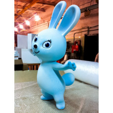 Объемная пластиковая скульптура заяц