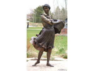 Бронзовая скульптура женщины с корзиной