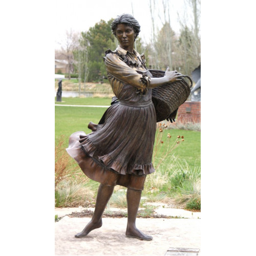 Бронзовая скульптура женщины с корзиной