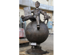Скульптура из бронзы «Школьник на глобусе»