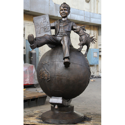 Скульптура из бронзы «Школьник на глобусе»