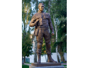 Бронзовые памятники военным ВСУ и героям погибшим в АТО, бронзовая скульптура военного под заказ.
