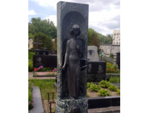 Портретная скульптура надгробие девушка.