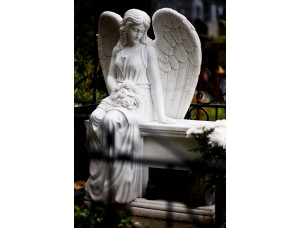 Скульптура скорбящий ангела на могилу