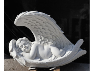 Спящий ангелочек скульптура из белого мрамора.